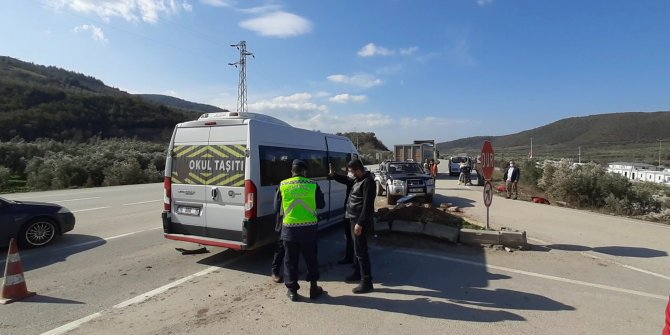 Servis minibüsü kamyonet ile çarpıştı: 1 yaralı