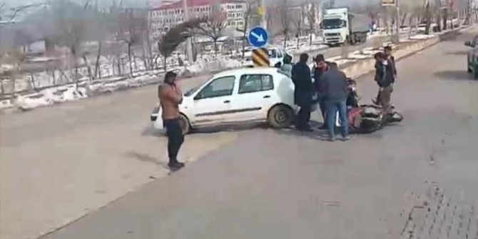 Otomobil ile motosiklet çarpıştı