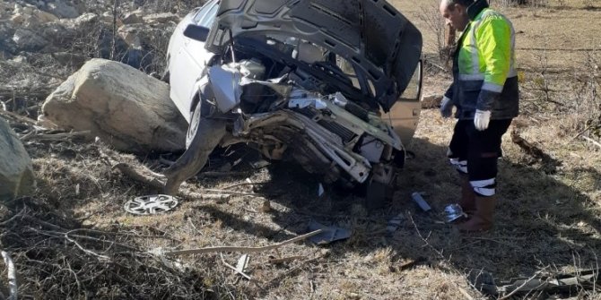 Yoldan çıkan otomobil şarampolde yuvarlandı