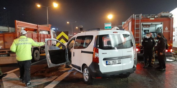 Bariyerlerin ok gibi saplandığı otomobilde iki kişi yaralandı