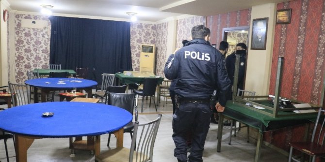 Adana’da gece yarısı kumarhane baskını