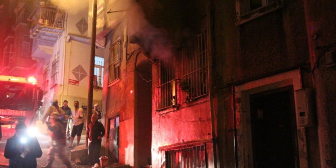 Yangında mahsur kalan yaşlı kadını vatandaşlar son anda kurtardı