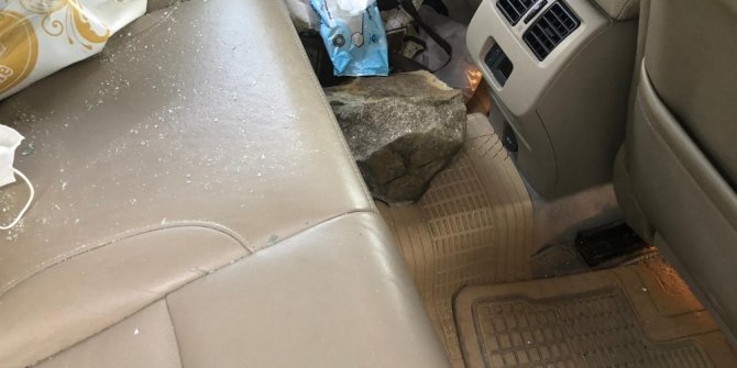 Dağdan kopan kaya parçası otomobilin camından içeri girerek sürücüyü yaraladı