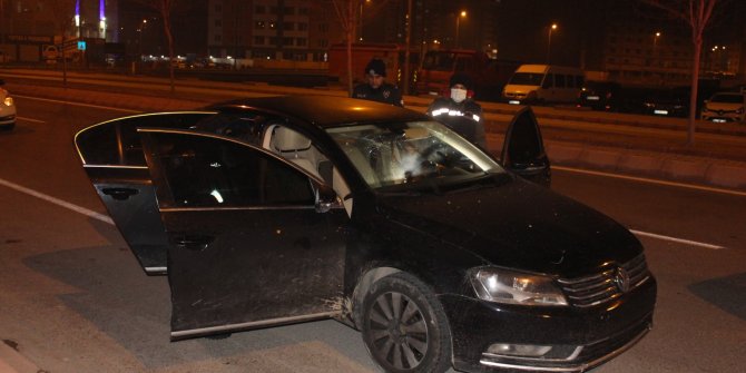 Polisin 'dur' ihtarına uymayan sürücü elindeki tabanca ile kazara kendini yaraladı