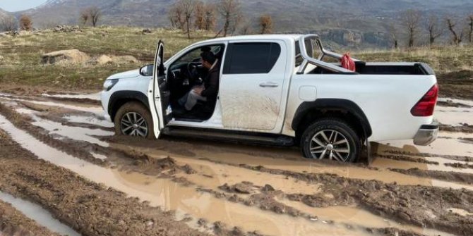 Aşılamaya giden filyasyon ekiplerinin aracı çamura saplandı
