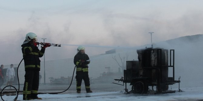 İşçilerin kullandığı zift makinası yandı