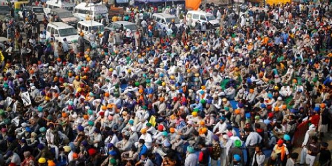 Hindistan'da çiftçiler kara yollarını trafiğe kapattı