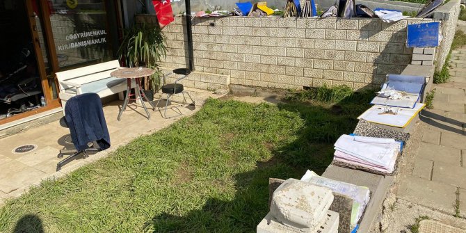 Sel felaketi nedeniyle kısıtlamadan muaf tutulan esnaf temizliğe devam etti