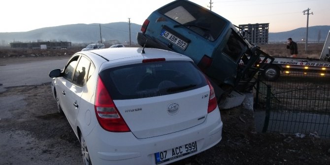 Isparta’da 2 otomobil çarpıştı: 1’i bebek 3 yaralı
