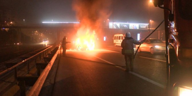 Haliç Köprüsü çıkışında seyir halindeki araç alev alev yandı