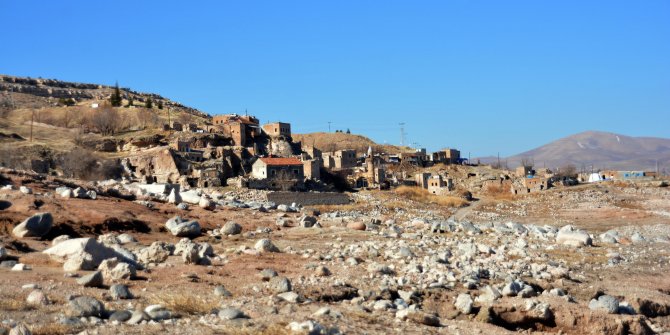 Kayseri'de baraj suyu çekilince mezarlık ve eski yapılar ortaya çıktı