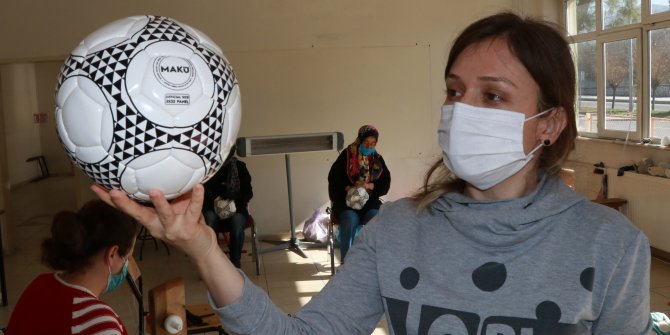 Kadınlar el dikimi topla aile ekonomisine katkı sağlıyor