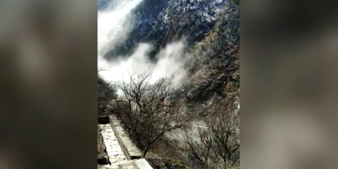Hindistan'da nehre düşen buzul sele neden oldu