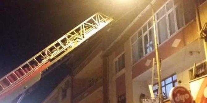 Çatı yangınına itfaiye ekiplerinden müdahale