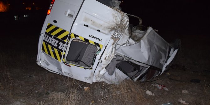 Otomobille çarpışan minibüs devrildi: 4 yaralı