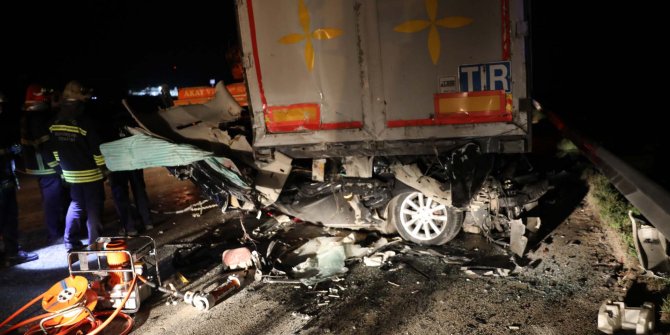Otomobil arızalanan TIR'a çarptı: 2 ölü