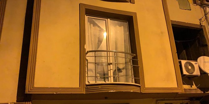 Pendik'te kavga ihbarına giden polislere camdan uyuşturucu madde, halı ve ayakkabı fırlatıldı
