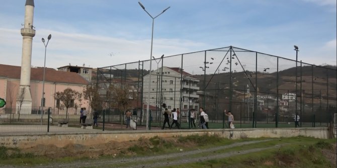 Kısıtlamaya rağmen pikniğe gidenler polisi görünce böyle kaçtı