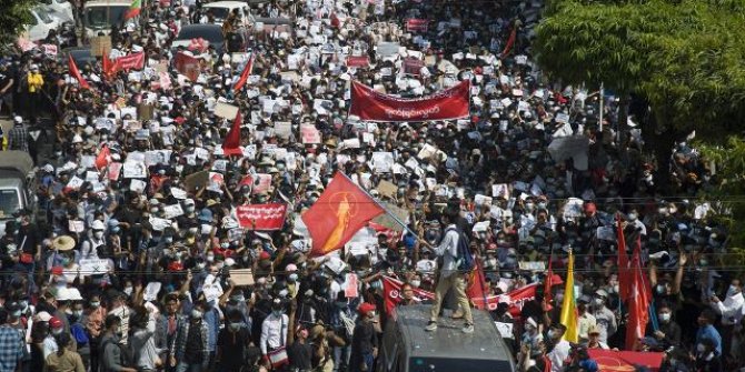 Myanmar'da bazı kentlerde sıkıyönetim ilan edildi