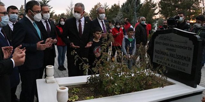 Bakan Kasapoğlu'ndan Ömer Halisdemir'in kabrine ziyaret
