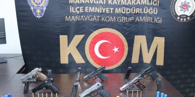 Sevgilisinin evine sakladığı silahlar polis baskınıyla bulundu
