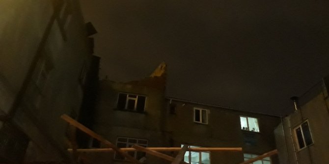 Kağıthane ve Beyoğlu’nda şiddetli rüzgar çatıları uçurdu