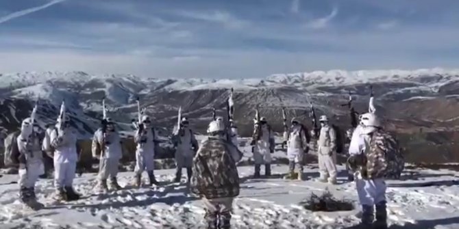 Operasyondaki Mehmetçik’ten karlı dağlarda Komando Marşı