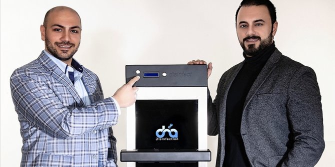 Almanya'da Türk gençleri dokunmatik ekranlarda koronavirüsü yok eden cihaz geliştirdi