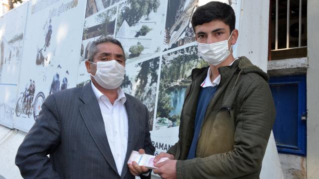 Öğrenci, yolda bulduğu 20 bin lirayı sahibine teslim etti