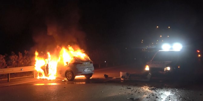150 kilometrelik kovalamacanın ardından polis barikatına çarpan otomobil alev aldı; 1'i polis 2 yaralı