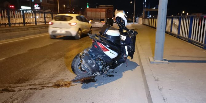Otomobilin çarptığı motosikletlinin bacağı koptu