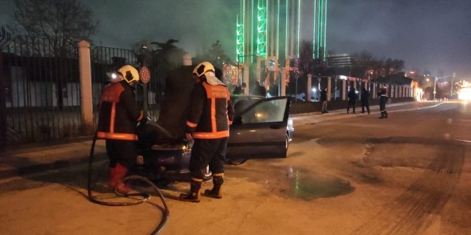 Seyir halindeki otomobil alev aldı