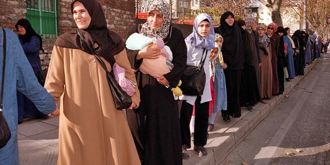 'El ele insan zinciri' 28 Şubat'a karşı duruşu ülke geneline yaydı