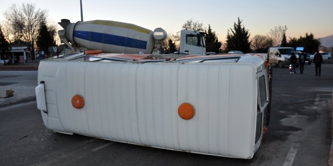 Beton mikseri ile minibüs çarpıştı; sürücülerden biri alkollü, diğeri ehliyetsiz çıktı