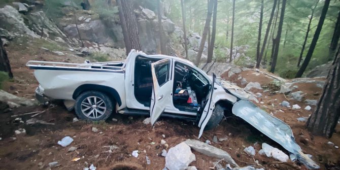 Kamyonet 50 metrelik uçuruma yuvarlandı: 2'si turist 5 ağır yaralı