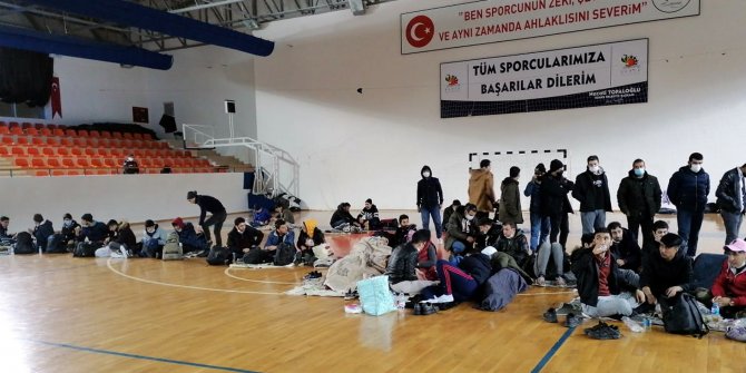 Durdurulan kamyonların kasasından kaçak göçmenler çıktı
