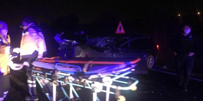 Ters yöne giren otomobil ile servis midibüsü çarpıştı: 4 yaralı