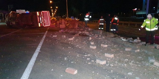 Devrilen tır, karayolunu ulaşıma kapadı