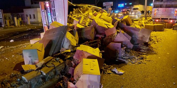 TIR devrildi, tütün balyaları yola saçıldı