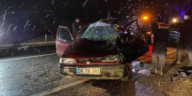 Otomobil kamyonete arkadan çarptı:1 ölü, 1 yaralı