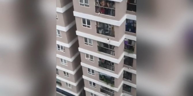 12’nci kattan düşen küçük kızı kurye kurtardı