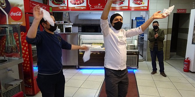 Cumhurbaşkanının açıklamalarını halayla kutladılar