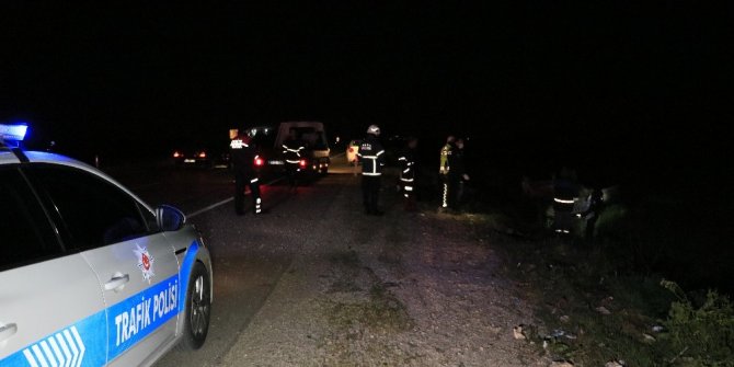 Elektrik direğine çarpan otomobil tarlaya devrildi: 2 ölü