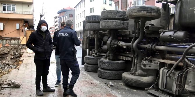 Yıkılan binanın enkaz demiri yüklü kamyon devrildi