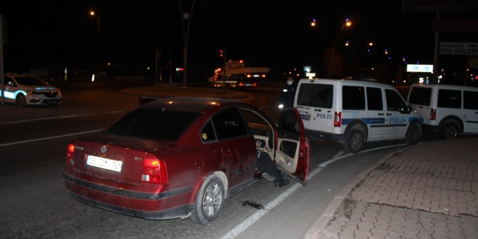 Polisin 'dur' ihtarına uymayan otomobildeki 2 kişi, kovalamacayla yakalandı