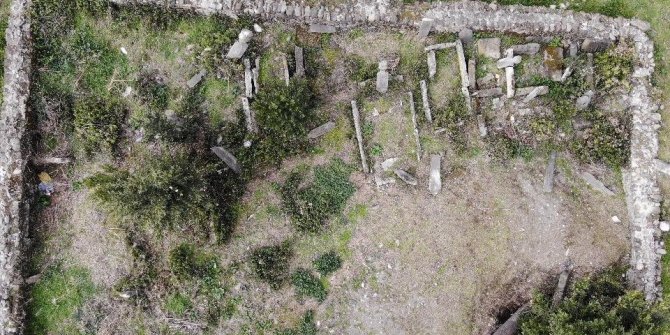 Tarihi ’Paşa Mezarlığı’nı defineciler talan etti