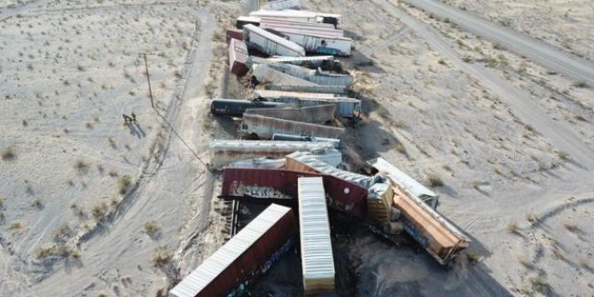 ABD’de yük treni raydan çıktı, 44 vagon birbirine girdi