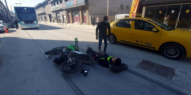 Motosikletin hafif ticari araca çarpıp, takla attığı anlar kamerada