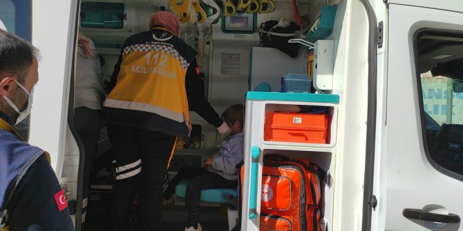 Araçta kilitli kalan 2 kardeşi, itfaiye kurtardı