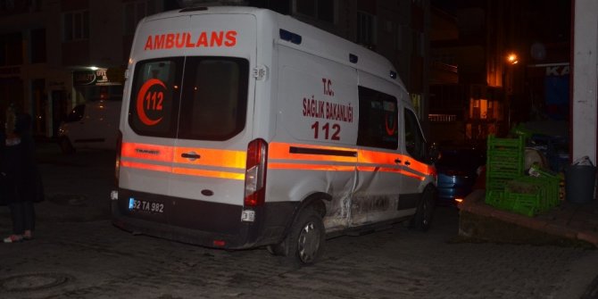 Ambulans ile ticari taksi çarpıştı: 1 yaralı
